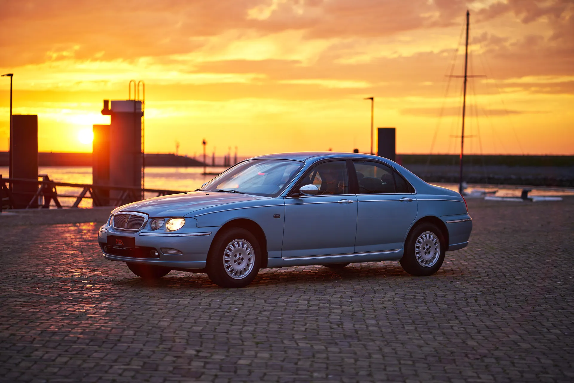 Model van een automerk in de hero van de website